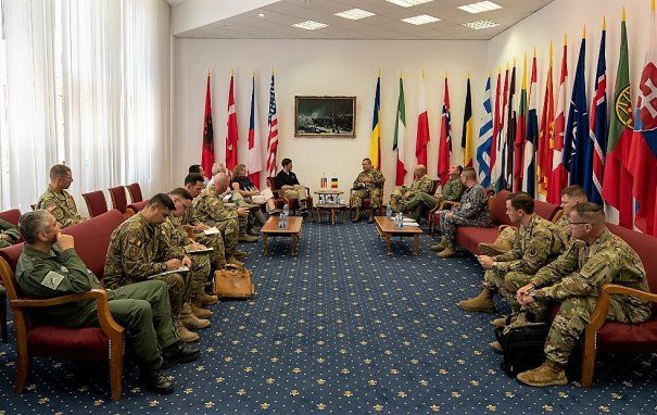 Militarii români, vizitați de secretarul de stat al Forțelor Terestre ale SUA - intalnire-1559676683.jpg