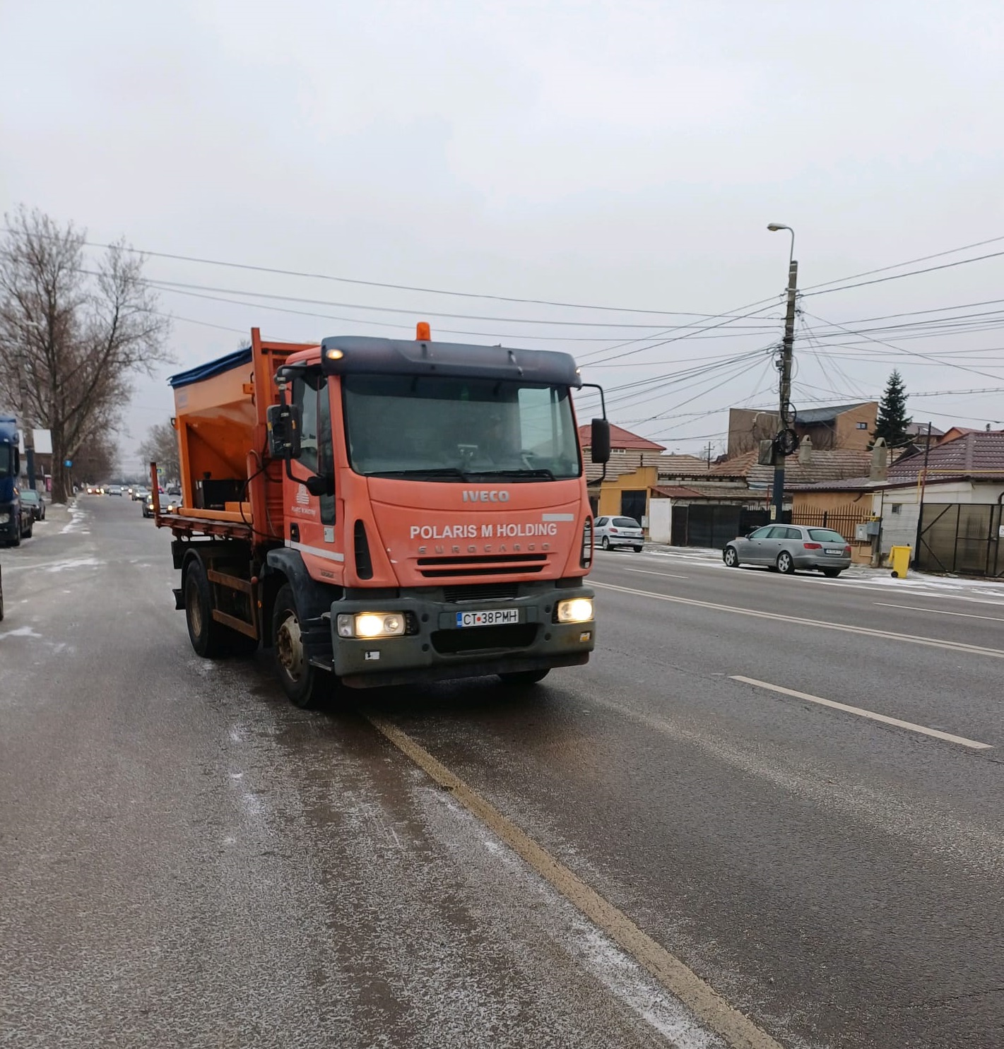 Utilajele cu material antiderapant au fost scoase pe drumuri, în municipiul Constanța - interventii1-1704801002.jpg