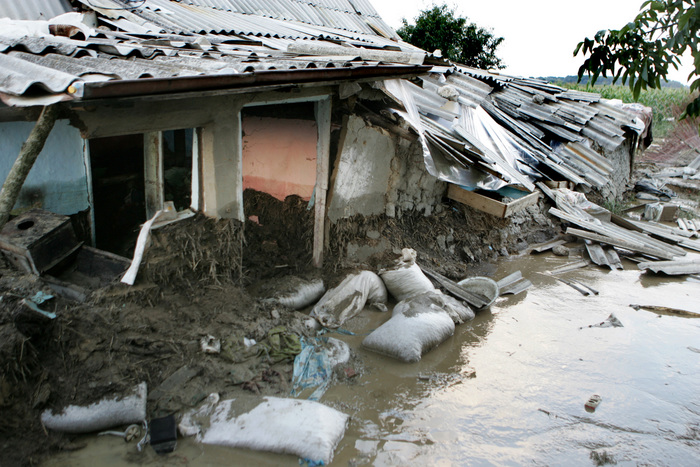 Noi inundații la Galați. Sute de gospodării au fost inundate - inundatii-1379142786.jpg