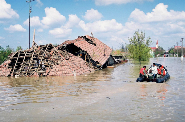 INUNDAȚII în mai multe județe. Viituri de 2 metri, sate izolate, oameni salvați de ISU - inundatii-1460275647.jpg