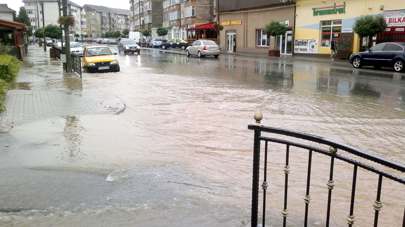 Stare critică la Constanța, risc mare  de inundații. Ce măsuri au luat autoritățile - inundatii-1476198994.jpg