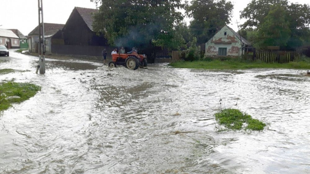 Tragedie în Tulcea: Doi nepoți și bunica lor au murit luați de viitură. Bunicul e dat dispărut - inundatii-1531292505.jpg
