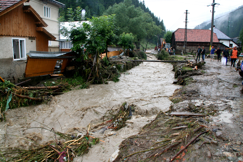 Cod galben de vijelie. Iată ce localități din Constanța au rămas fără curent electric și apă potabilă - inundatii1364644512-1380695867.jpg