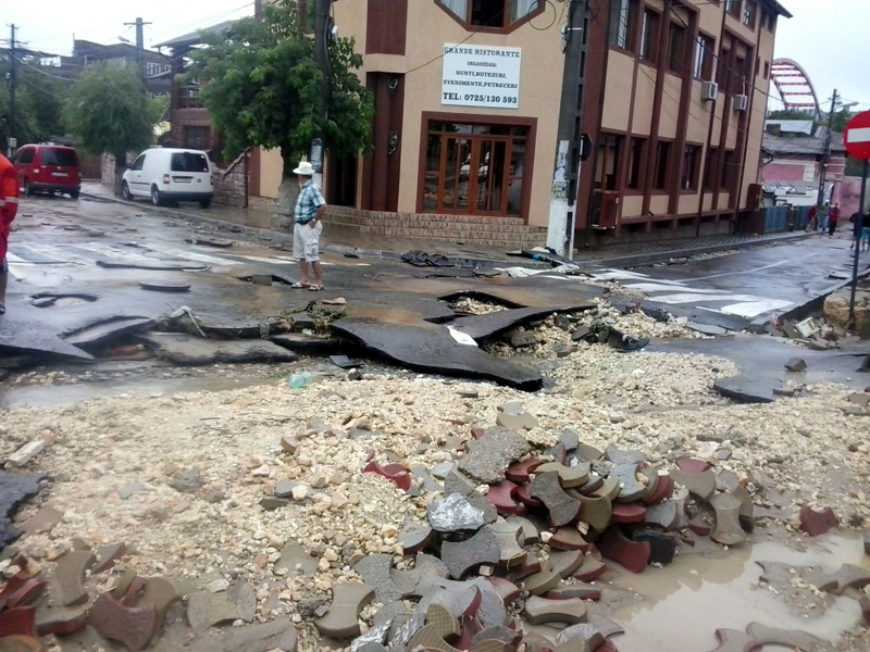 Orașul Cernavodă prinde din nou viață, după necazurile produse de inundații - inundatiicernavoda1-1373202443.jpg
