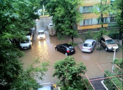 Vezi aici cum arată Bucureștiul după 45 de minute de ploaie torențială / Video - inundatiiii34206100-1338039386.jpg