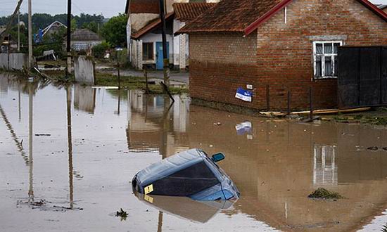 Inundații puternice în Rusia. Peste o sută de mii de persoane sunt afectate - inundatiirusia-1376837518.jpg