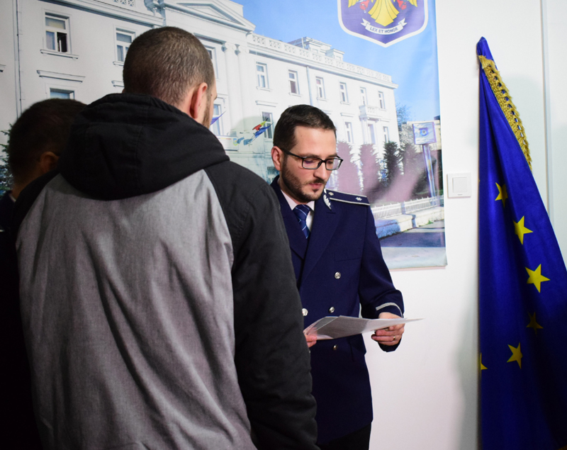 Lecție de civism. Doi tineri care au prins un tâlhar, premiați de polițiștii din Constanța - ipjpremiati13-1515774080.jpg