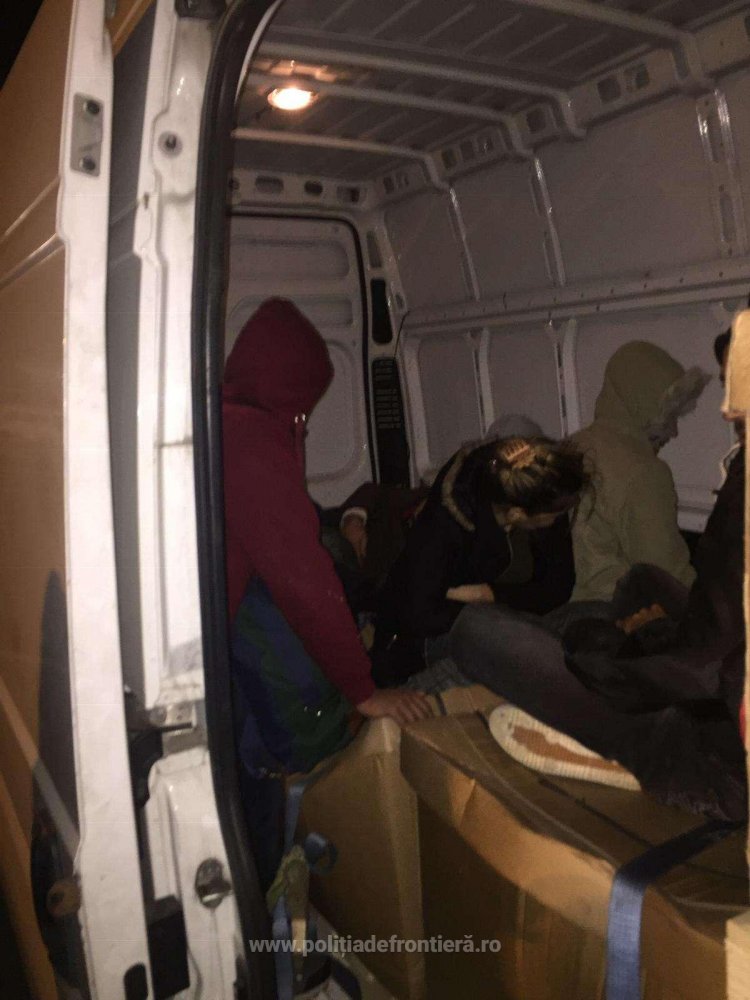 15 cetățeni irakieni intenționau să iasă ilegal din România, ascunși în interiorul unei autoutilitare - irak-1539505019.jpg