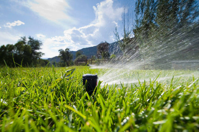 Guvernul reduce tariful la apa folosită în irigații și despăgubește fermierii afectați de secetă - irigatii43fb851697-1343132686.jpg