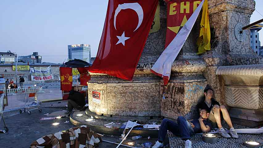 Istanbul: Protestatarii din parcul Gezi anunță continuarea manifestaților - istanbul-1371295242.jpg