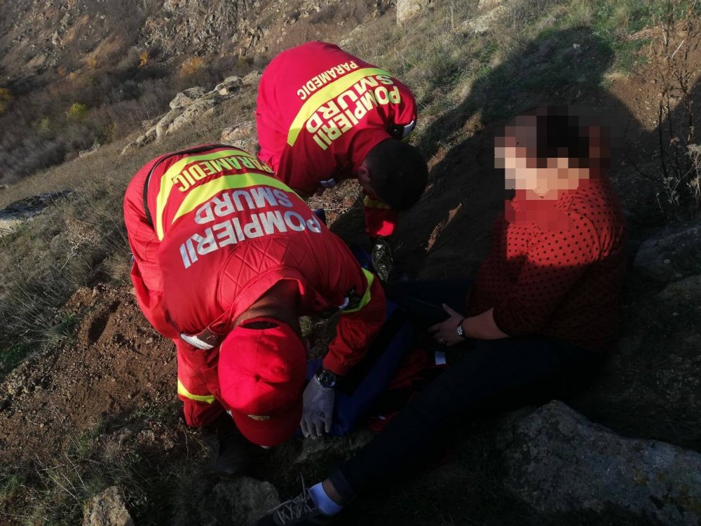 Femeie preluată de elicopterul SMURD din Munții Măcinului, după ce s-a accidentat în excursie - isu-1573332371.jpg