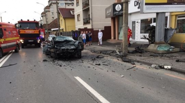 Patru răniți, printre care un adolescent de 16 ani inconștient, după ce două mașini s-au ciocnit în municipiul Sibiu - isu53253700-1529145168.jpg