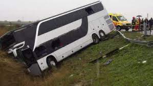 Autocar plin cu români, răsturnat pe autostradă, în Italia. Răniții, duși la spital cu elicopterul - italia-1673883144.jpg
