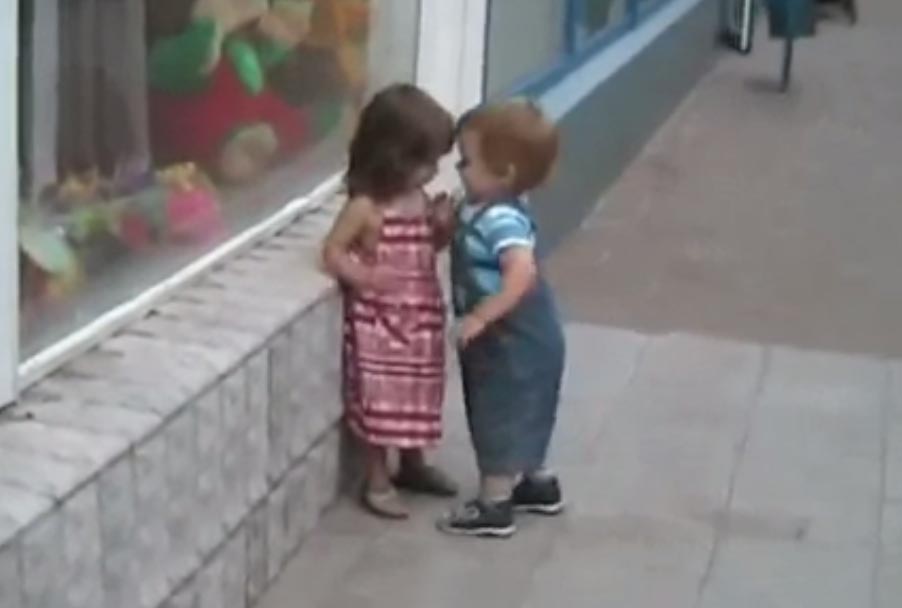 Vezi aici cum încearcă un băiețel să impresioneze o fetiță și care este reacția ei / VIDEO - iubire-1337189493.jpg