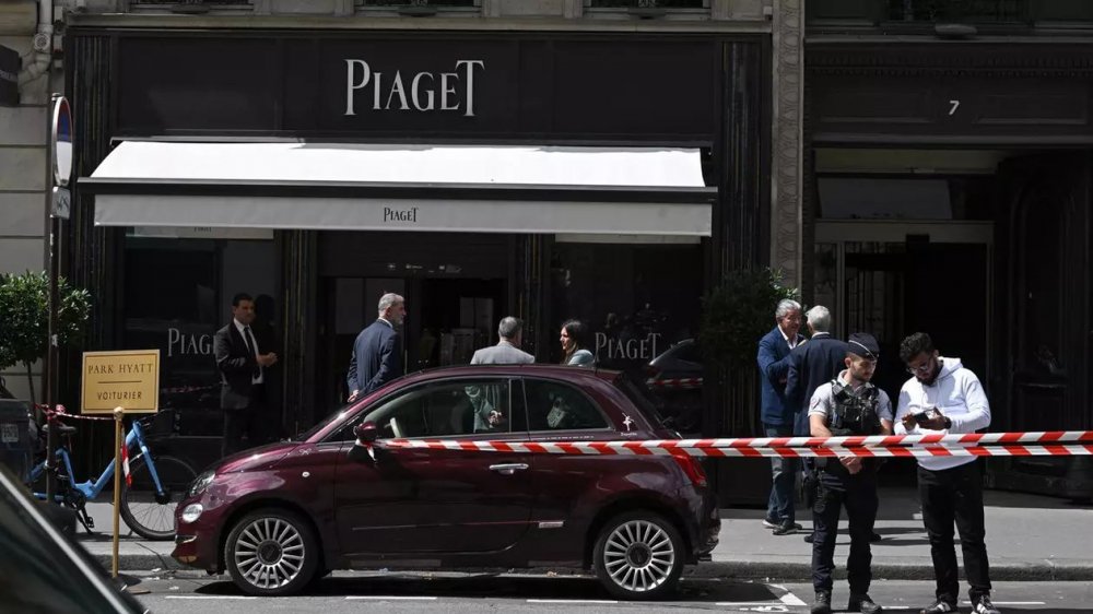 Jaf armat la un magazin de bijuterii din Paris. Prejudiciul estimat este între 10 și 15 milioane de euro - jaf-1690908126.jpg