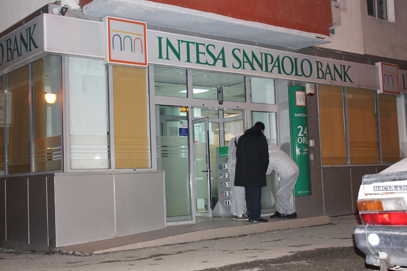 Tinerii care au jefuit Banca Intesa Sanpaolo, arestați preventiv - jafarmatbanca111331318840-1335449052.jpg