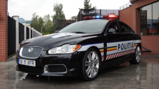 Poliția rutieră pândește dintr-un Jaguar XFR de 510 CP vitezomanii de pe autostrăzile țării - jaguarxfr201023337600-1344513851.jpg