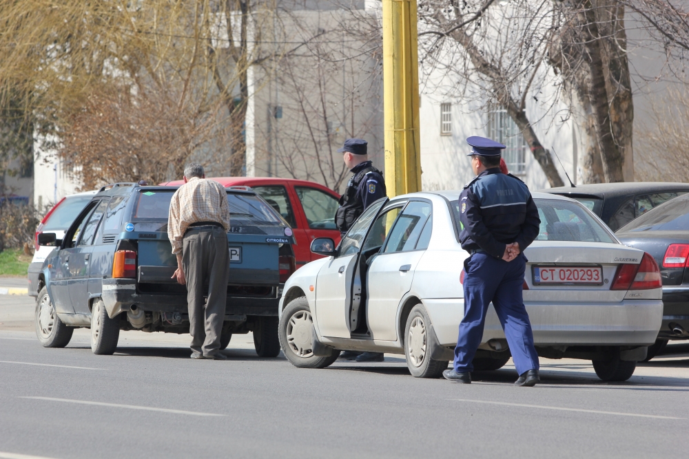 Razie a jandarmilor printre comercianții ambulanți din orașul Hârșova - jandarm-1353327524.jpg