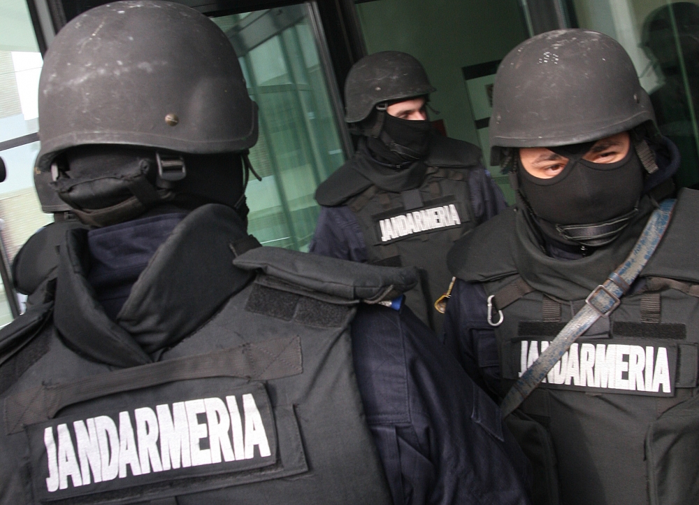 Jandarmii constănțeni au descins într-un cartier din Fetești - jandarm-1358238455.jpg