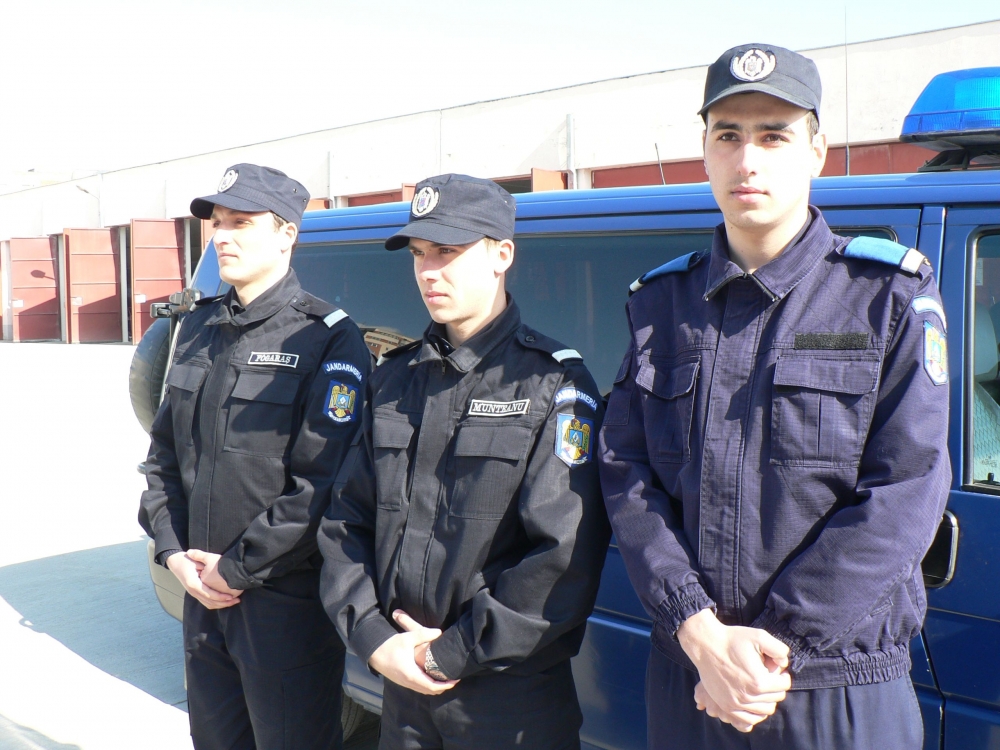 Trei elevi ai școlilor militare, în practică la Jandarmeria din Constanța - jandarmi-1307709656.jpg