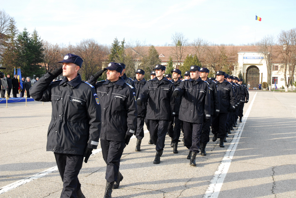Băsescu a informat Parlamentul despre retragerea jandarmilor și polițiștilor români din Kosovo - jandarmi4-1317658823.jpg