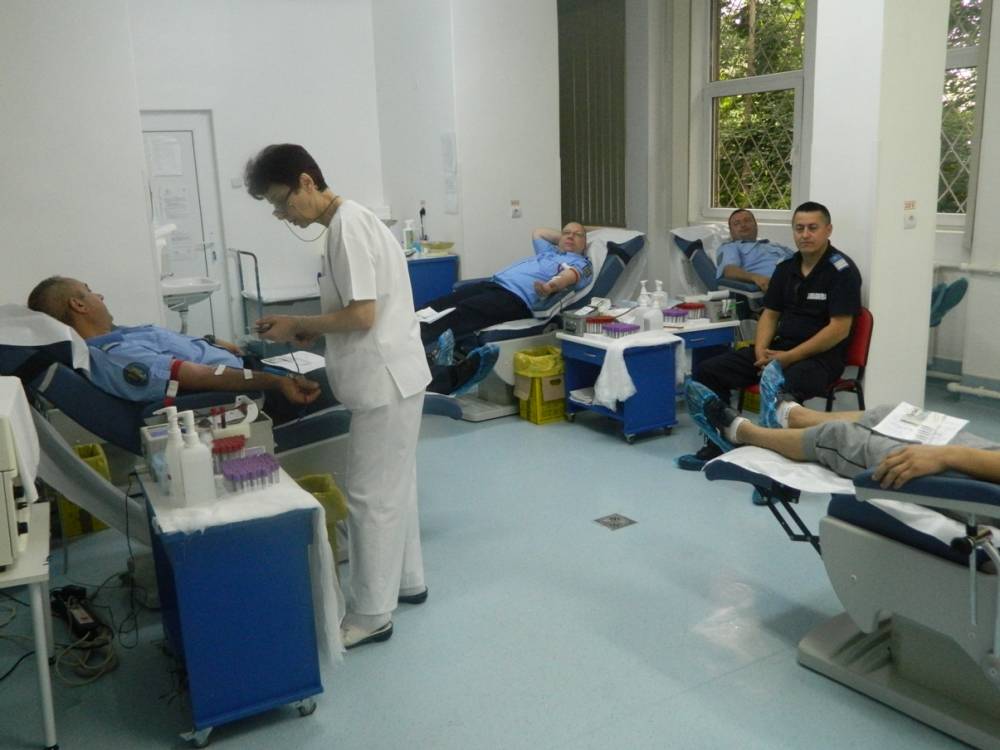 Jandarmii constănțeni au donat sânge pentru tânăra rănită grav la Eforie - jandarmidonare-1434525226.jpg