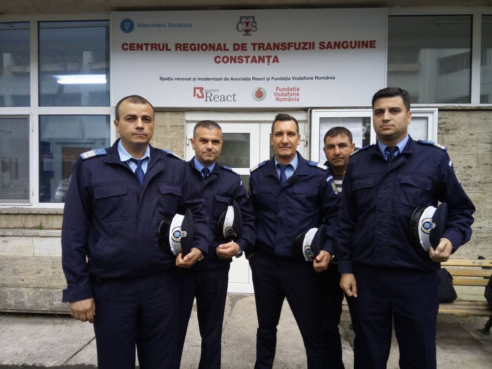Jandarmii constănțeni donează sânge pentru victimele tragicului accident de la Medgidia - jandarmidoneaza-1506688997.jpg