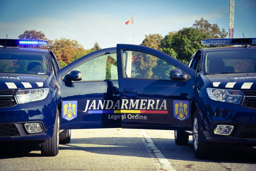 Jandarmii donează două autoturisme scoase din funcțiune - jandarmigratuit-1603806695.jpg