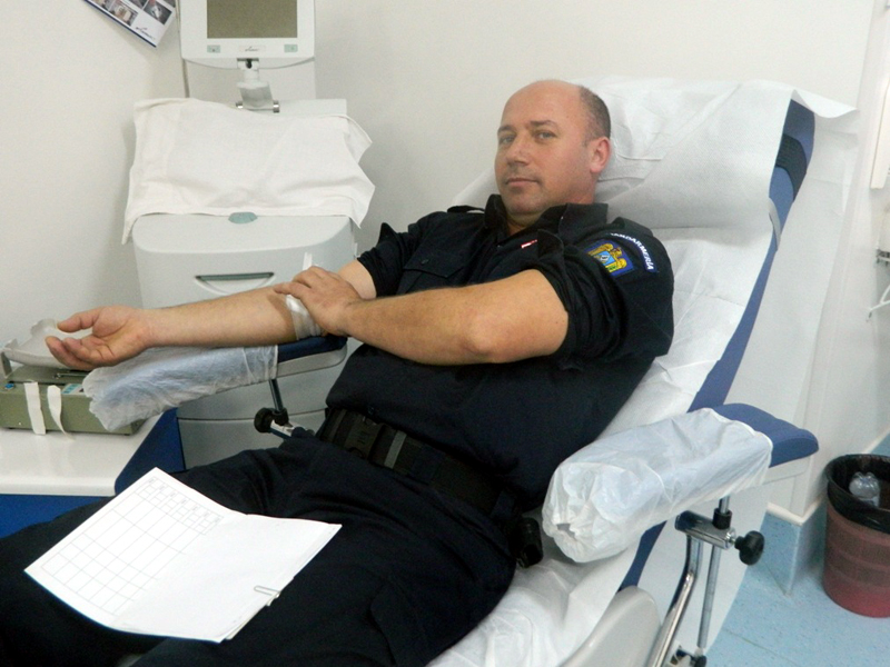 Jandarmii constănțeni donează sânge  pentru semenii lor - jandarmii-1434123945.jpg