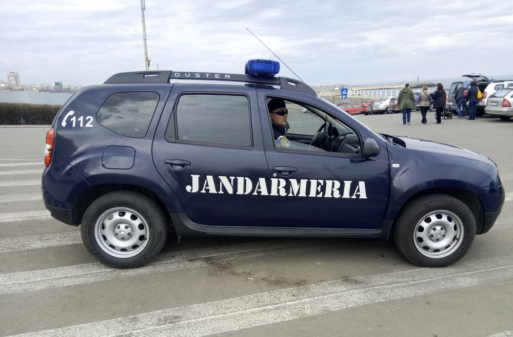 Jandarmii veghează asupra liniștii publice - jandarmiivegheaza-1555686773.jpg