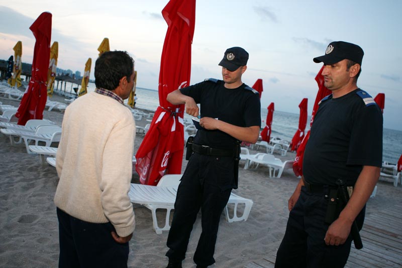 Jandarmii păzesc plajele de pe hoteluri! - jandarmijupiterfotogflorin111340-1341577177.jpg