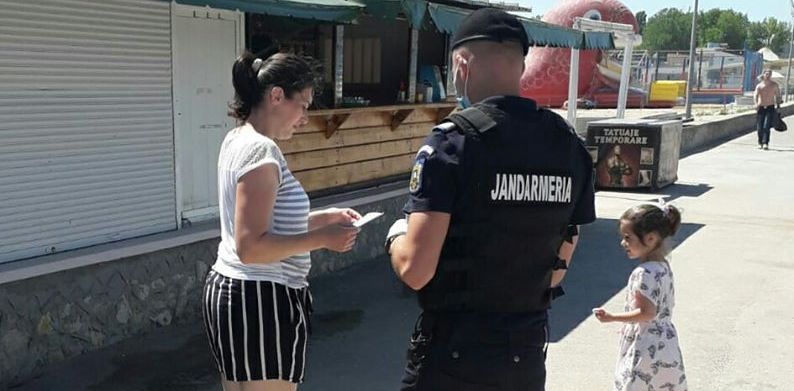 Jandarmii, la datorie: au împărțit sfaturi pe străzile din Costinești - jandarmisfaturisursagmjconstanta-1593450490.jpg