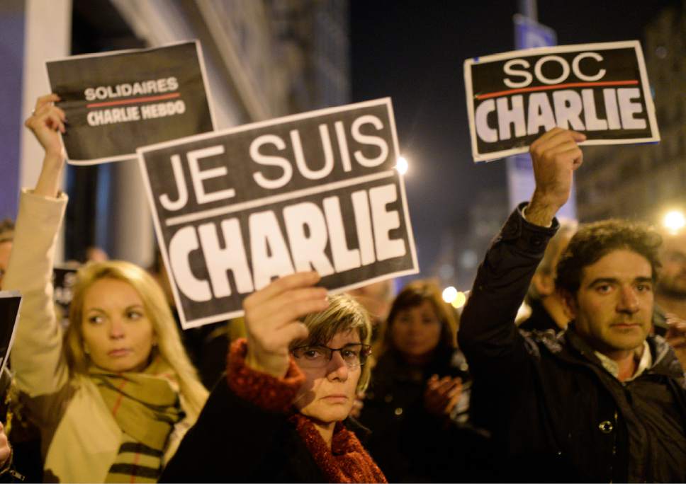 Șapte biserici incendiate în cursul manifestațiilor împotriva Charlie Hebdo, la Niamey - jesusicharlieparis-1421568683.jpg