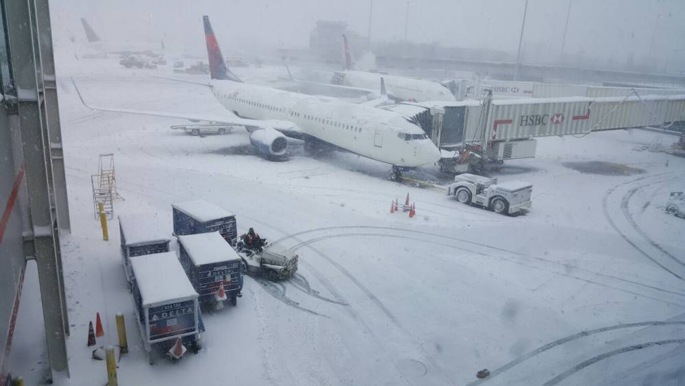 Haos pe aeroportul JFK din New York din cauza furtunii care a lovit orașul - jfk-1515398449.jpg