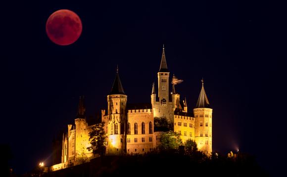 GALERIE FOTO. Cele mai spectaculoase imagini cu eclipsa de lună - jjj-1532760661.jpg