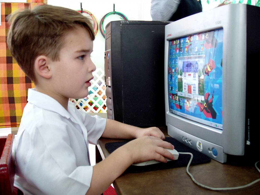 Peste jumătate dintre români au calculator și internet acasă - joc-1448633359.jpg