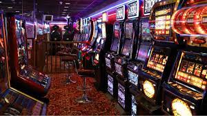 Legea care obligă sălile de jocuri de noroc să facă liste cu jucătorii a fost promulgată de Klaus Iohannis - joc-1669647154.jpg