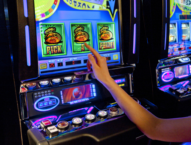 Parlamentul ungar interzice aparatele pentru jocuri de noroc în baruri - jocuri-1349270194.jpg