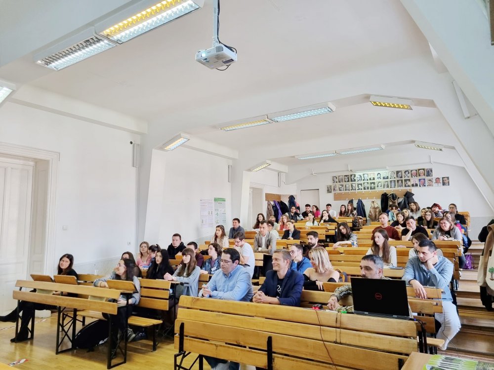 Studenți și masteranzi ai universităților românești, prezenți la Școala de Vară - jos-1689613110.jpg