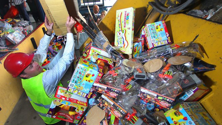 Vameșii și polițiștii de frontieră constănțeni au confiscat jucării în valoare de peste 700.000 de lei - jucarii-1461578458.jpg