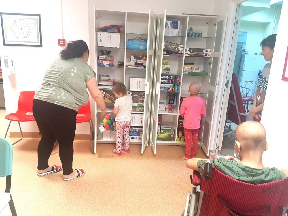 Copiii bolnavi de cancer au primit jucării în saloanele de spital - jucarii-1621272356.jpg