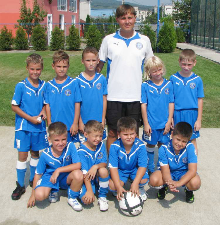 Două grupe de juniori ale Academiei Hagi, la Cupa Mauro - juniori2004academie-1330097743.jpg