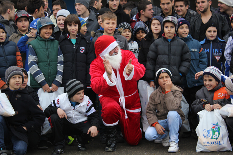 Moș Crăciun i-a vizitat pe juniorii de la FC Farul - juniorifcfarul-1324231361.jpg