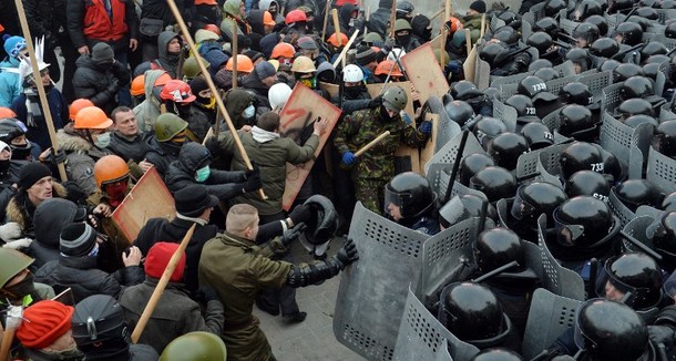 Manifestant ucis la Kiev în urma confruntărilor violente - kiev-1390381971.jpg