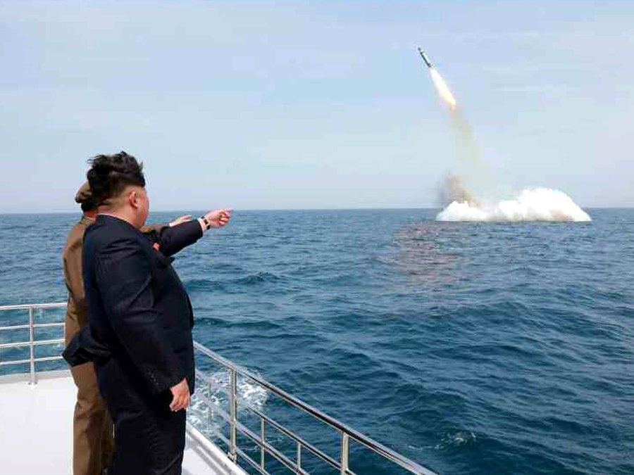 VIDEO / Coreea de Nord a publicat o înregistrare cu un test de rachetă lansată de pe un submarin - kim-1452339666.jpg