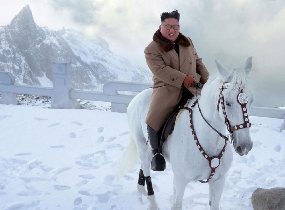 Kim Jong Un sfidează sancțiunile călare pe un cal alb, pe muntele sacru Paektu - kim-1571230464.jpg