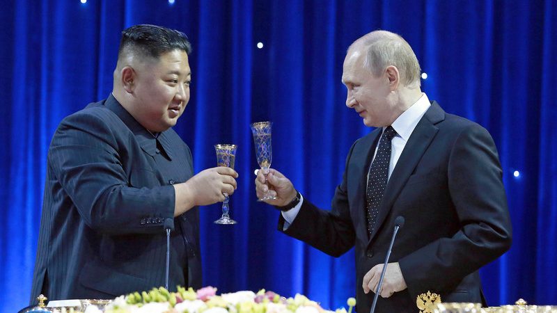 Coreea de Nord sare în sprijinul lui Vladimir Putin - kimjongunandputin800x450-1687699111.jpg