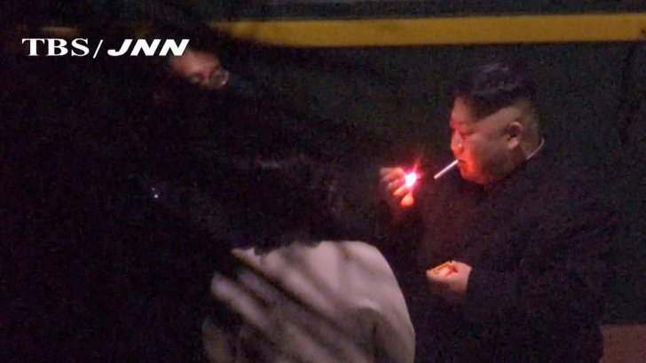 VIDEO. Privilegii de dictator! Kim Jong Un a oprit trenul în gară, să fumeze - kimtigara40724600-1551177651.jpg