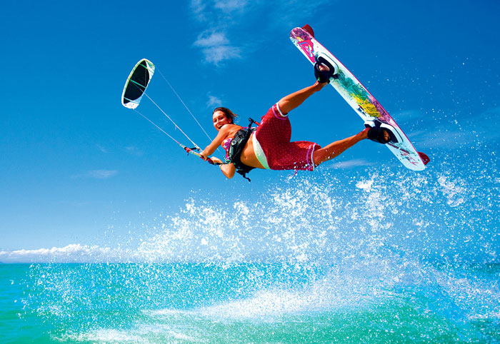 Kite-surfing, adrenalină sută la sută! - kitesurfinggirl-1438613454.jpg