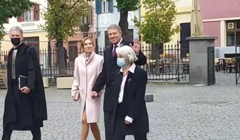 Klaus Iohannis şi soţia sa, reclamaţi la poliţie că nu au purtat masca de protecţie: „Indiferent de statut, legea trebuie respectată